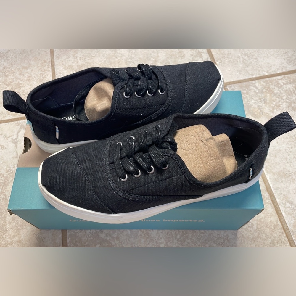 Toms Youth size 4
